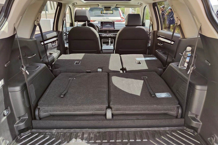 Honda CR-V 2023 tại Trung Quốc được trang bị bảng đồng hồ kỹ thuật số 7 inch sau vô lăng, hệ thống âm thanh Bose 12 loa, màn hình cảm ứng trung tâm 10,1 inch, phục vụ hệ thống thông tin giải trí Honda Connect 3.0, hệ thống định vị thực tế ảo, màn hình hiển thị thông tin kính lái, tính năng cập nhật phần mềm qua WiFi, sạc điện thoại thông minh không dây, ghế trước sưởi ấm/làm mát, sưởi vô lăng, phanh tay điện tử và tính năng tự động giữ phanh tạm thời.