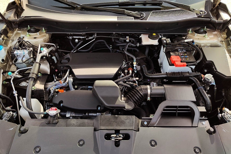 Ở phiên bản 5 chỗ, xe sẽ có thể tích khoang hành lý là 586 lít. So với một số đối thủ cùng phân khúc tại Trung Quốc, nội thất của Honda CR-V 2023 bị đánh giá là chưa thực sự nổi bật. Đó là chưa kể đến màn hình cảm ứng trung tâm của xe vẫn bị chê là nhỏ so với thị hiếu của khách hàng Trung Quốc. Bù lại, xe có gói công nghệ an toàn chủ động Honda Sensing 360. Gói công nghệ này bao gồm camera góc rộng 90 độ và cảm biến radar sóng milimet.