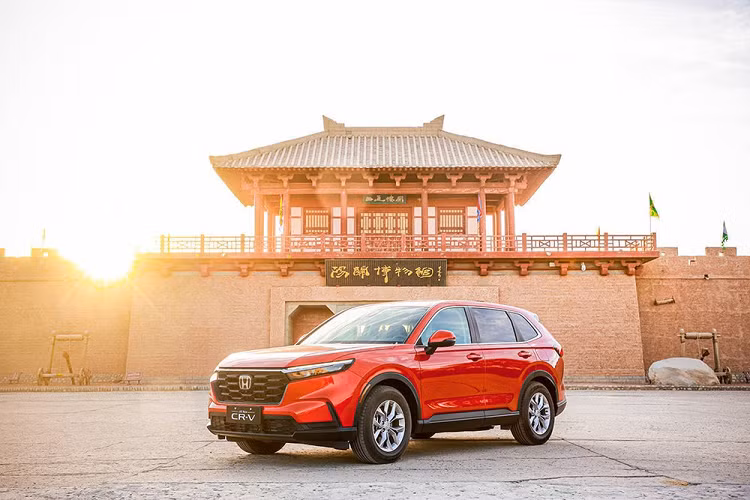 Khi mua Honda CR-V 2023, khách hàng Trung Quốc có thể chọn 1 trong 2 loại động cơ. Thứ nhất là động cơ xăng 4 xi-lanh, tăng áp, dung tích 1.5L, sản sinh công suất tối đa 193 mã lực và mô-men xoắn cực đại 243 Nm quen thuộc. Động cơ này kết hợp với hộp số biến thiên vô cấp CVT, hệ dẫn động cầu trước hoặc 4 bánh. 