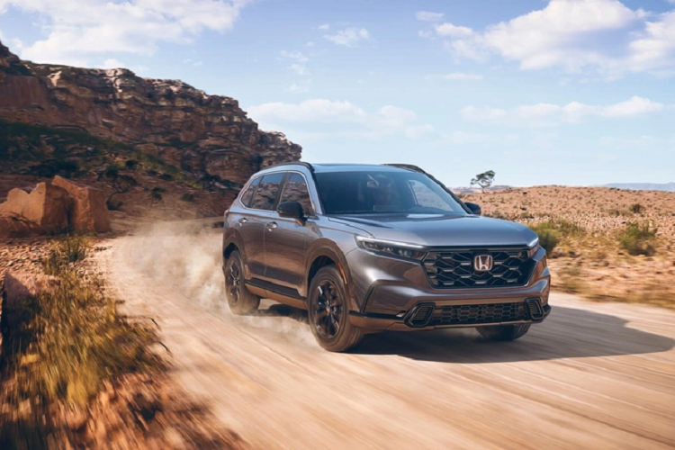 Tại thị trường Trung Quốc, giá xe Honda CR-V 2023 cho 7 phiên bản dao động từ 185.900 - 249.900 NDT (khoảng 616 - 828 triệu đồng). Xe sở hữu 5 màu sơn ngoại thất, trong đó có 2 màu mới là xanh đậm Star Blue và đỏ Red Flame.