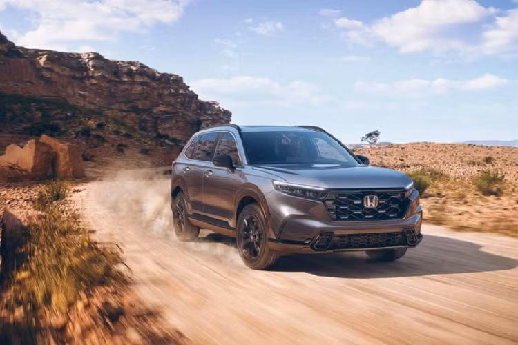 Tại thị trường Trung Quốc, giá xe Honda CR-V 2023 cho 7 phiên bản dao động từ 185.900 - 249.900 NDT (khoảng 616 - 828 triệu đồng). Xe sở hữu 5 màu sơn ngoại thất, trong đó có 2 màu mới là xanh đậm Star Blue và đỏ Red Flame.