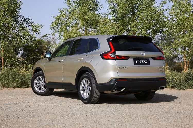 Những chi tiết ngoại thất còn lại của Honda CR-V 2023 dành cho thị trường Trung Quốc không khác gì xe ở Mỹ. Mẫu crossover cỡ C này cũng có lưới tản nhiệt thể thao và thẳng đứng hơn với mắt lưới tổ ong cỡ lớn, đèn pha LED thanh mảnh, được tách riêng với dải đèn LED định vị ban ngày bằng nẹp mạ crôm nằm vắt ngang đầu xe hay khe gió nằm dọc ở hai góc cản trước.