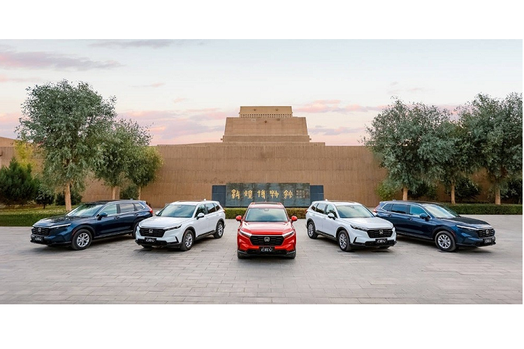 Honda đã chính thức giới thiệu CR-V thế hệ mới ở thị trường sát cạnh với Việt Nam, đó là Trung Quốc. Ở thị trường tỷ dân này, Honda CR-V 2023 mới có đủ cả phiên bản 5 chỗ lẫn 7 chỗ. Thêm vào đó là 2 tùy chọn động cơ xăng tăng áp và hybrid. So với xe ở thị trường Mỹ, Honda CR-V 2023 dành cho Trung Quốc sở hữu kích thước khác biệt một chút.