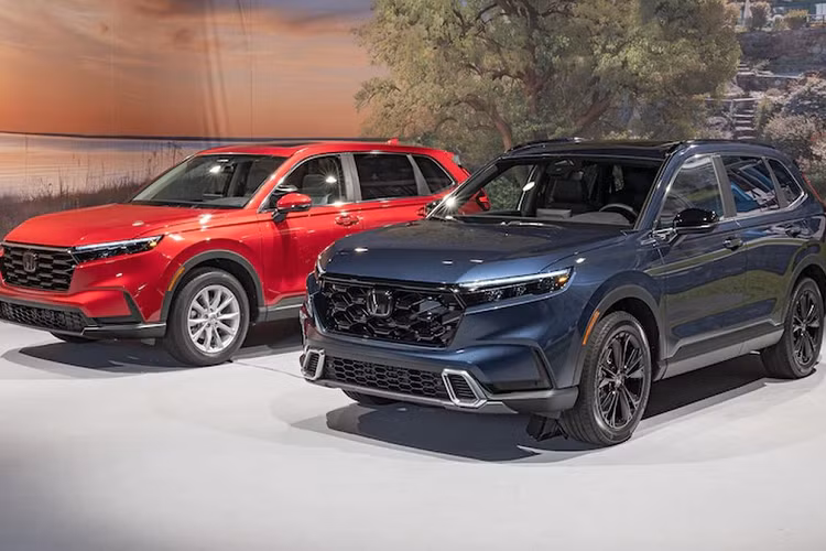 Hệ truyền động PHEV của Honda CR-V 2023 gồm có máy xăng 2.0L, tạo ra công suất tối đa 110 kW (khoảng 147 mã lực). Động cơ kết hợp cùng hộp số CVT, cụm pin Lithium Ternary và mô-tơ điện mạnh 67,5 kW (90 mã lực). Tổng cộng, Honda CR-V PHEV 2023 có công suất 135 kW (181 mã lực) và lượng xăng tiêu thụ thấp nhất là 1,6 lít/100 km. 