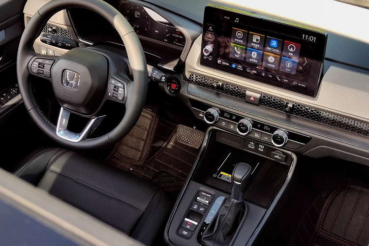 Thiết kế nội thất của mẫu crossover cỡ C này chịu ảnh hưởng khá lớn từ Honda Civic thế hệ mới. Điều này được thể hiện rõ qua cửa gió điều hòa đi kèm tấm lưới tổ ong trang trí, màn hình cảm ứng trung tâm đặt nổi và vô lăng 3 chấu, tích hợp phím chức năng. Thiết kế này không tệ nhưng lại thiếu sự mới mẻ. Riêng cụm điều khiển trung tâm trông khá đơn giản với chất liệu bọc mềm mại và viền màu bạc bao quanh.