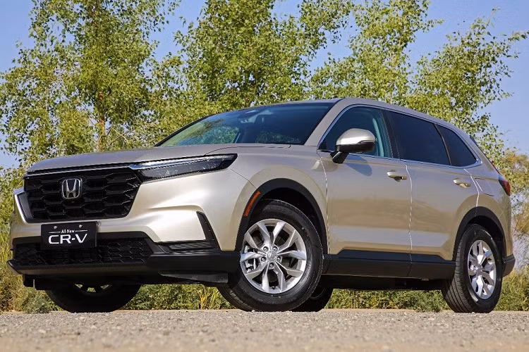 Ngoài ra, gói Honda Sensing 360 của xe còn mang đến những tính năng an toàn khác như phanh giảm thiểu va chạm, hỗ trợ chuyển làn đường, cảnh báo va chạm phía trước, giảm thiểu va chạm khi chuyển làn đường và hệ thống kiểm soát hành trình thích ứng, có thể chỉnh tốc độ khi ôm cua.