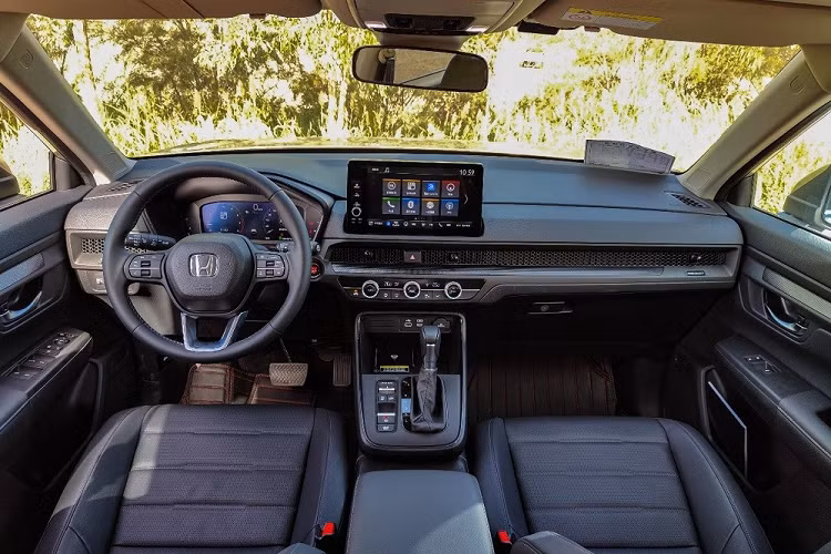 Thêm vào đó là gương chiếu hậu được đưa xuống cửa giúp giảm điểm mù cho người lái, anten hình vây cá mập trên nóc, cụm đèn hậu hình chữ "L" ôm lấy kính chắn gió sau và 2 đầu ống xả giả hình chữ nhật dưới cản sau. Như đã nhắc ở trên, bên trong Honda CR-V 2023 ở thị trường Trung Quốc là không gian nội thất 5 chỗ hoặc 7 chỗ.