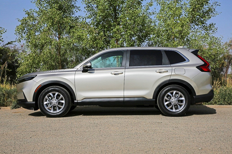 Theo đó, mẫu crossover cỡ C này có chiều dài 4.703 mm, chiều rộng 1.866 mm, chiều cao 1.680 mm hoặc 1.690 mm và chiều dài cơ sở 2.701 mm. Như vậy, Honda CR-V 2023 ở Trung Quốc dài hơn 9 mm, rộng hơn 2 mm và thấp hơn 9 mm so với xe dành cho thị trường Mỹ. Ngoài ra, xe còn dài hơn 80 mm, rộng hơn 11 mm và chiều dài cơ sở tăng 41 mm so với thế hệ cũ.