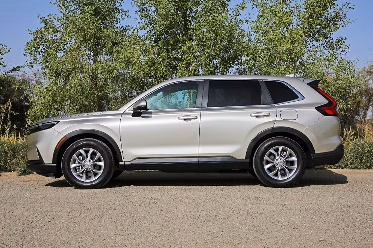 Theo đó, mẫu crossover cỡ C này có chiều dài 4.703 mm, chiều rộng 1.866 mm, chiều cao 1.680 mm hoặc 1.690 mm và chiều dài cơ sở 2.701 mm. Như vậy, Honda CR-V 2023 ở Trung Quốc dài hơn 9 mm, rộng hơn 2 mm và thấp hơn 9 mm so với xe dành cho thị trường Mỹ. Ngoài ra, xe còn dài hơn 80 mm, rộng hơn 11 mm và chiều dài cơ sở tăng 41 mm so với thế hệ cũ.