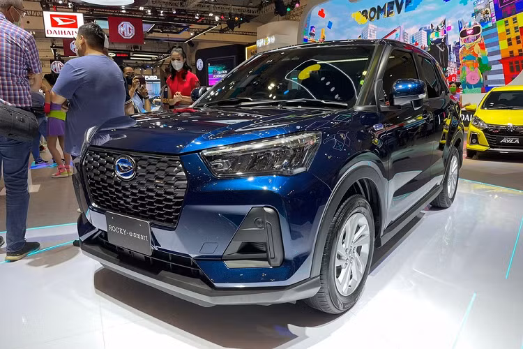 Daihatsu vốn là thương hiệu con thuộc tập đoàn Toyota. Do đó, không có gì lạ khi thương hiệu này có những sản phẩm giống với xe Toyota. Daihatsu Rocky 2022 mới - "anh em song sinh của Toyota Raize" - là một ví dụ điển hình.