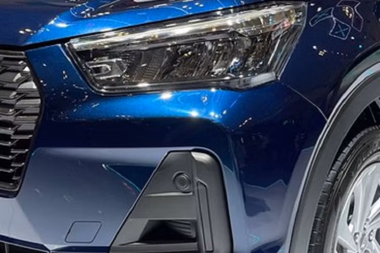 Động cơ này đóng vai trò máy phát điện để sạc cụm pin lithium-ion 4,3 Ah nằm bên dưới ghế sau. Trong khi đó, nhiệm vụ truyền động cho xe thuộc về mô-tơ điện nằm trên cầu trước, có công suất tối đa 105 mã lực và mô-men xoắn cực đại 170 Nm. Nhờ hệ truyền động này, Daihatsu Rocky e-Smart Hybrid không cần dùng đến hộp số và chỉ tiêu thụ lượng xăng trung bình 28 km/lít (khoảng 3,57 lít/100 km).