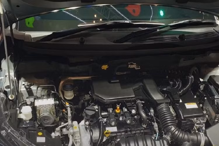 Khác với Rocky đang bán tại Indonesia, Daihatsu Rocky e-Smart Hybrid được trang bị hệ truyền động hybrid với nguyên lý hoạt động khá giống Nissan Kicks e-Power. Cụ thể, mẫu SUV hạng A này được trang bị động cơ xăng WA-VEX 3 xi-lanh, dung tích 1.2L, sản sinh công suất tối đa 80 mã lực tại tua máy 5.600 vòng/phút và mô-men xoắn cực đại 105 Nm tại dải tua máy 3.200 - 5.200 vòng/phút.