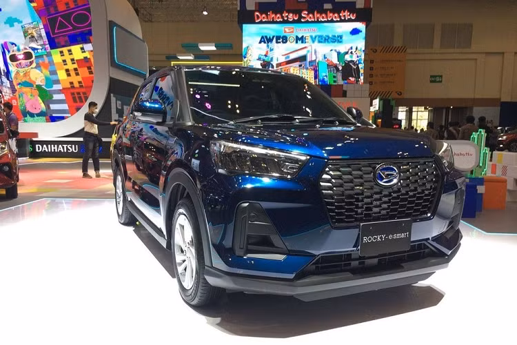 Tại triển lãm Ô tô Quốc tế Gaikindo Indonesia (GIIAS) 2022 khai mạc vào ngày hôm qua, hãng Daihatsu đã mang phiên bản hybrid mới của dòng SUV hạng A Rocky đến trưng bày. Đây là mẫu xe đã chính thức trình làng ở thị trường Nhật Bản vào tháng 11 năm ngoái cùng với Toyota Raize e-Smart Hybrid 2022.