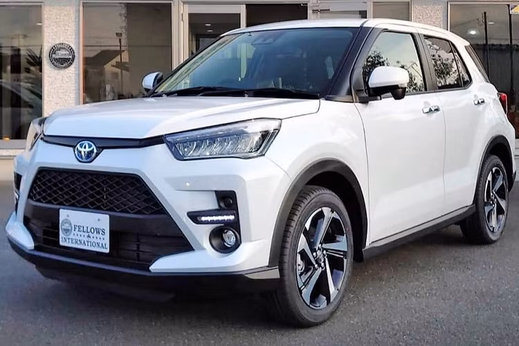 So với xe ở Nhật Bản, Daihatsu Rocky e-Smart Hybrid 2022 mới trưng bày tại triển lãm GIIAS 2022 sở hữu thiết kế và thông số động cơ không có gì khác biệt. Tuy là "anh em song sinh" của Toyota Raize nhưng xe sở hữu thiết kế không hoàn toàn giống.