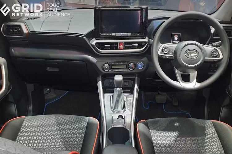 Điểm nhấn tiếp theo của Daihatsu Rocky e-Smart Hybrid chính nằm ở gói công nghệ an toàn chủ động Advanced Safety Assist (ASA) tiêu chuẩn, bao gồm 6 tính năng là hệ thống cảnh báo tiền va chạm, phanh tiền va chạm, kiểm soát chân ga, cảnh báo khi phương tiện phía trước khởi hành, cảnh báo lệch làn đường và ngăn lệch làn đường.