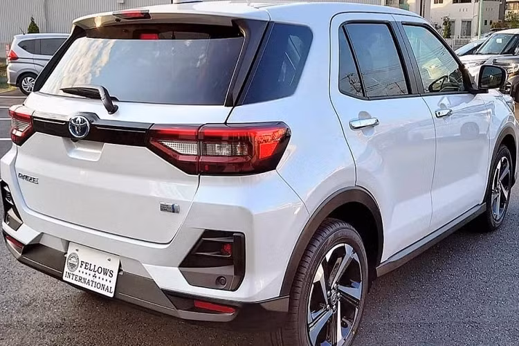 Ngoài ra, Daihatsu Rocky e-Smart Hybrid còn sở hữu một số chi tiết thiết khác với Rocky dùng động cơ xăng hiện đang bán tại Indonesia như lưới tản nhiệt, vành la-zăng và logo hãng màu xanh dương. Bên sườn và trên cửa cốp sau đều có thêm logo "e-Smart" như đặc điểm nhận dạng. Bên trong xe, Daihatsu Rocky e-Smart Hybrid được trang bị nội thất bọc nỉ với những điểm nhấn màu đỏ.