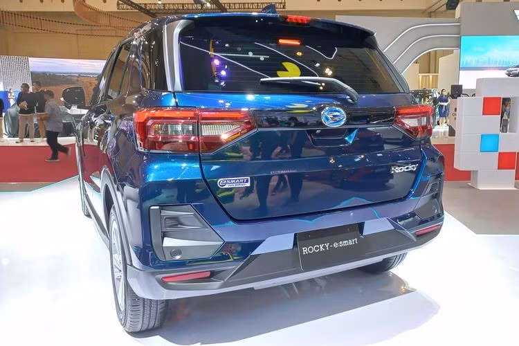 Khác với Toyota Raize, Daihatsu Rocky e-Smart Hybrid được trang bị lưới tản nhiệt với thiết kế hình lục giác lớn hơn và nằm ở vị trí cao hơn, sát với nắp ca-pô. Cản trước, hốc gió trung tâm và vành la-zăng của xe cũng có thiết kế riêng. Trong khi đó, đèn pha, đèn hậu, cản sau và đèn phản quang của Daihatsu Rocky e-Smart Hybrid lại giống với Toyota Raize.