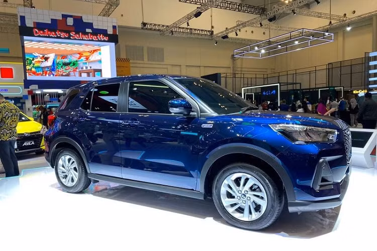 Tất nhiên, ông Sri Agung cũng không phủ nhận ý định sẽ bán mẫu xe này ở thị trường Indonesia trong tương lai. Nếu được bán ở đây, giá xe Daihatsu Rocky e-Smart Hybrid dự kiến cao hơn Rocky phiên bản máy xăng. Tại thị trường Indonesia, giá xe Daihatsu Rocky 2022 hiện dao động từ 205,2 - 273,6 triệu Rupiah (khoảng 322 - 429 triệu đồng).