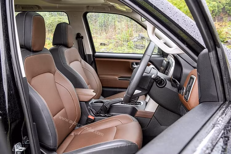 Tiếp đến là bản Z4 với nội thất bọc nỉ, màn hình trung tâm 8 inch, hỗ trợ Android Auto/Apple CarPlay, hệ thống kiểm soát hành trình, hệ thống cân bằng điện tử, hỗ trợ khởi hành ngang dốc và hỗ trợ đổ đèo.