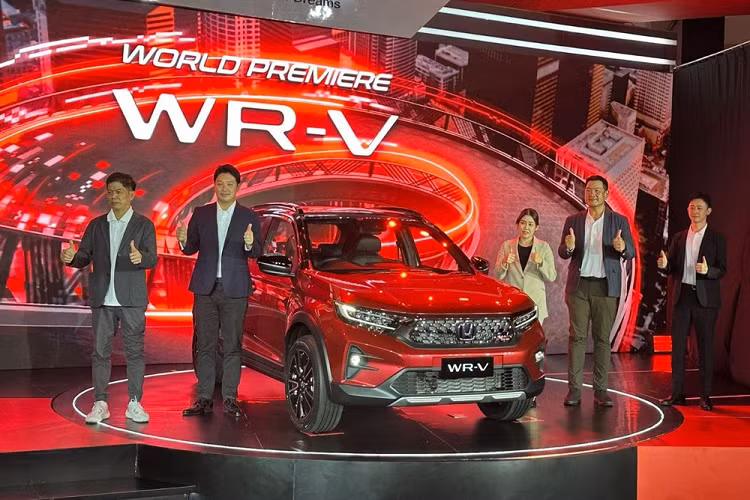  Honda WR-V 2023 mới sở hữu chiều dài 4.060 mm, chiều rộng 1.780 mm, chiều cao 1.608 mm và chiều dài cơ sở 2.485 mm. Như vậy, mẫu SUV hạng A này có chiều dài cơ sở ngắn hơn 40 mm so với Toyota Raize và ngắn hơn 15 mm so với Kia Sonet.
