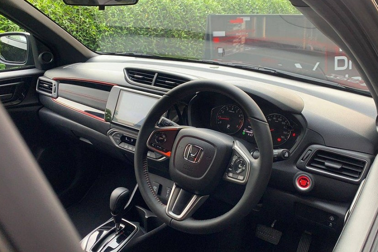 So với Toyota Raize vốn có công suất tối đa 98 mã lực và mô-men xoắn cực đại 140 Nm, Honda WR-V 2023 mạnh hơn đáng kể. Trong khi đó, nếu so với Kia Sonet vốn sở hữu sức mạnh là 113 mã lực và 144 Nm, tân binh nhà Honda chỉ nhỉnh hơn một chút.Cuối cùng là hệ thống treo MacPherson phía trước và hệ thống theo thanh xoắn hình chữ "H" đằng sau.