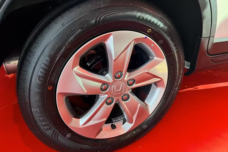 Bên sườn, mẫu SUV hạng A nhà Honda tạo điểm nhấn bằng đường gân dập nổi, kéo dài từ đèn pha đến đèn hậu. Thêm vào đó là nẹp hốc bánh và nẹp sườn xe bằng nhựa màu đen, tăng vẻ hầm hố. Nằm bên trong hốc bánh là vành hợp kim 16 inch ở bản tiêu chuẩn và vành 17 inch phối 2 màu ở hai bản cao cấp. Gương chiếu hậu của bản tiêu chuẩn sẽ chỉ được tích hợp đèn LED báo rẽ.