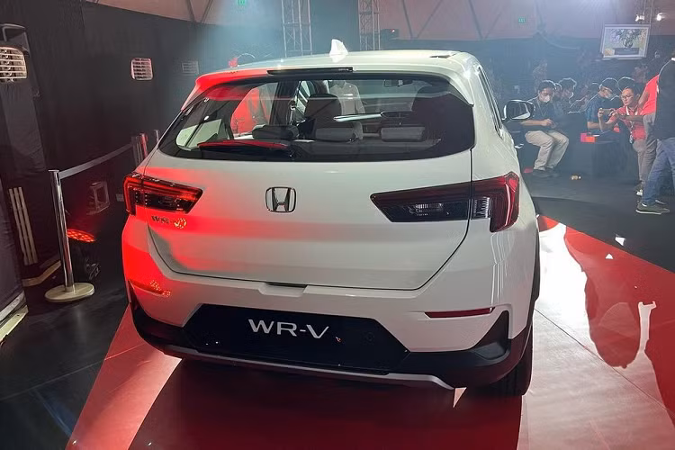 Tương tự cản trước, cản sau cũng đi kèm tấm ốp gầm giả màu bạc bên dưới. Bên trong Honda WR-V 2023 là không gian nội thất 5 chỗ ngồi với thiết kế có nhiều điểm giống mẫu MPV cỡ nhỏ BR-V. Có thể thấy điều này qua thiết kế màn hình cảm ứng trung tâm, vô lăng, cần số, cụm điều khiển trung tâm và bảng đồng hồ.