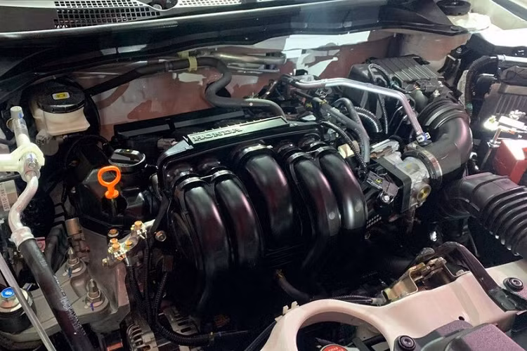 Hỗ trợ giữ làn đường LKAS, giảm thiểu lệch làn đường RDM, đèn pha tự động, hệ thống kiểm soát hành trình thích ứng và cảnh báo khi phương tiện phía trước khởi hành. Đây có thể coi là một lợi thế cạnh tranh lớn của Honda WR-V 2023 vì những đối thủ như Toyota Raize và Kia Sonet không có các tính năng an toàn chủ động ADAS.