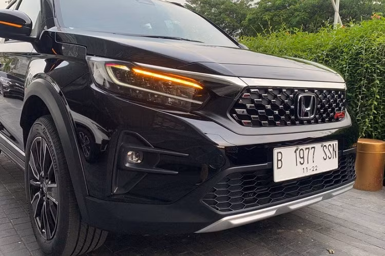 Tại thị trường Indonesia, giá xe Honda WR-V 2023 có mức dao động từ 271,9 - 309,9 triệu Rupiah (khoảng 432 - 492 triệu đồng). So với Toyota Raize có giá từ 232 - 305 triệu Rupiah ở thị trường này, Honda WR-V 2023 đắt hơn. Tuy nhiên, bản cao cấp nhất của Honda WR-V 2023 lại rẻ hơn bản tương ứng của Kia Sonet (343 triệu Rupiah).