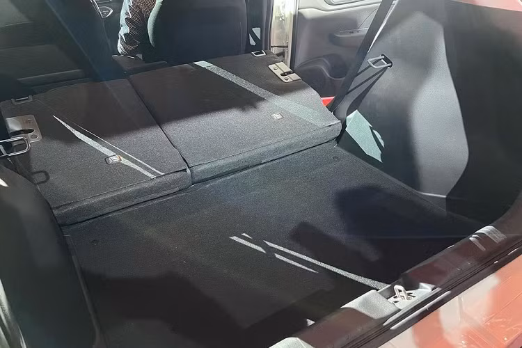 Đáng tiếc là mẫu SUV hạng A này không có phanh tay điện tử, tính năng tự động giữ phanh tạm thời, vô lăng gật gù và cửa gió điều hòa ở hàng ghế sau. Trang bị an toàn của Honda WR-V 2023 ở bản tiêu chuẩn khá cơ bản với phanh đĩa trước, phanh tang trống sau, 4 túi khí, hệ thống chống bó cứng phanh ABS, phân bổ lực phanh điện tử EBD, hỗ trợ lực phanh khẩn cấp, cân bằng điện tử, hỗ trợ khởi hành ngang dốc, cảm biến đỗ xe và camera lùi đa góc.