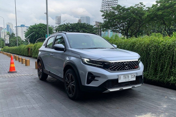 Theo hãng Honda, đây là sự kiện ra mắt xe toàn cầu. Điều này chứng tỏ Honda WR-V 2023 sẽ được bán ở nhiều thị trường khác trên thế giới. Theo kế hoạch, mẫu MPV 7 chỗ Honda BR-V sẽ được bán tại Việt Nam vào năm sau dưới dạng xe nhập khẩu nguyên chiếc từ Indonesia. Do đó, sẽ không ngạc nhiên nếu Honda WR-V 2023 cũng được phân phối tại Việt Nam trong tương lai.