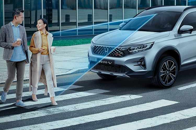 Từ bản RS trở lên, xe có thêm hệ thống nhắc nhở còn hành khách trên ghế sau và tự động khóa cửa khi người lái rời khỏi xe. Chỉ có bản cao cấp nhất là được trang bị 6 túi khí, camera cập lề Honda LaneWatch và gói công nghệ an toàn chủ động Honda Sensing. Do đó, bản cao cấp nhất sẽ có những tính năng an toàn hấp dẫn hơn như phanh giảm thiểu va chạm CMBS