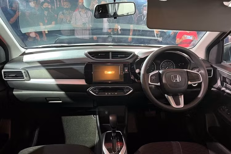 Ngoài ra, bản thấp nhất còn có tính năng khởi động nút bấm, mở cửa không cần chìa khóa, khởi động máy từ xa, hệ thống âm thanh 4 loa, điều hòa tự động và ổ điện ở hàng ghế sau. Ở bản RS, mẫu SUV hạng A này có thêm ghế bọc da pha nỉ, vô lăng bọc da, tích hợp nhiều nút bấm hơn, bảng đồng hồ với màn hình đa thông tin 4,2 inch, cần số bọc da và hệ thống điều hòa tự động đi kèm màn hình kỹ thuật số.