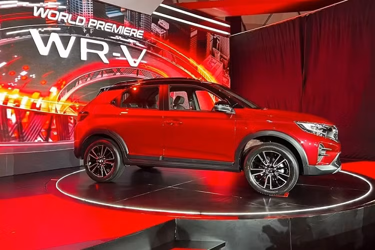 Đúng như những hình ảnh rò rỉ từ tháng 7 năm nay, mẫu xe SUV Honda WR-V 2023 được trang bị lưới tản nhiệt hình lục giác với mắt lưới thay đổi theo phiên bản. Theo đó, bản tiêu chuẩn sẽ đi kèm lưới tản nhiệt màu đen đơn giản hơn. Trong khi đó, bản RS được trang bị lưới tản nhiệt với mắt lưới đa điểm mạ crôm bắt mắt và thể thao hơn. 