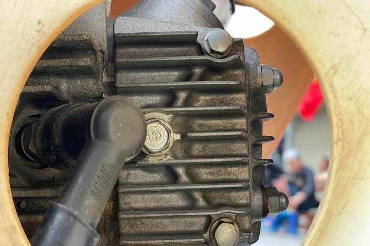 Động cơ 4 thì, xy-lanh đơn 2 van với trục cam phía trên, Bộ ly hợp tự động cùng hộp số 3 cấp, kết hợp bộ chế hòa khí PB thường thấy của Honda. Tốc độ tối đa đạt được 85 km/h. Nhiên liệu tiêu hao 60 km/lít. Đến năm 1982, C70 Deluxe được Honda cải thiện hiệu suất, tiết kiệm nhiên liệu hơn ở mức 80 km/lít.