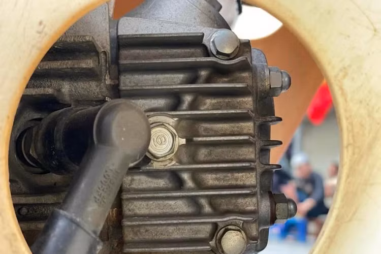 Động cơ 4 thì, xy-lanh đơn 2 van với trục cam phía trên, Bộ ly hợp tự động cùng hộp số 3 cấp, kết hợp bộ chế hòa khí PB thường thấy của Honda. Tốc độ tối đa đạt được 85 km/h. Nhiên liệu tiêu hao 60 km/lít. Đến năm 1982, C70 Deluxe được Honda cải thiện hiệu suất, tiết kiệm nhiên liệu hơn ở mức 80 km/lít.