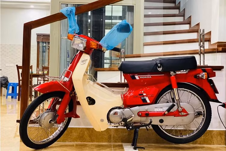  Xe máy Honda C70 Econo-Power ra đời tại Nhật Bản từ 1969 đến những năm cuối của thế kỷ 20. Mẫu xe này thường được gọi với những cái tên mỹ miều như nữ hoàng áo đỏ, hay DD đỏ. DD đỏ vào Việt Nam từ cuối năm những 70 của thế kỷ trước. Cùng với Super Cub 50, Simson, Minsk…, xe máy Honda DD đỏ là một trong những dòng xe gắn với thời kỳ nhiều khó khăn tại Việt Nam.