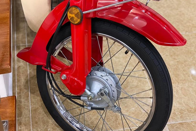 Cũng theo anh Tú, chiếc xe hiện mới chỉ lăn bánh được 6.000km. Xe sản xuất năm 1998 là đời cuối cùng của dòng xe này. DD70 có đặc trưng với yên đôi “dày dặn” tạo độ êm ái cho cả người ngồi trước và sau, xe được khởi động bằng cần đạp. Đồng hồ tốc độ vuông vắn lớn hơn, đồng hồ xăng tích hợp bên trong, ổ khóa điện cũng được dời lên vị trí trên đồng hồ tốc độ.