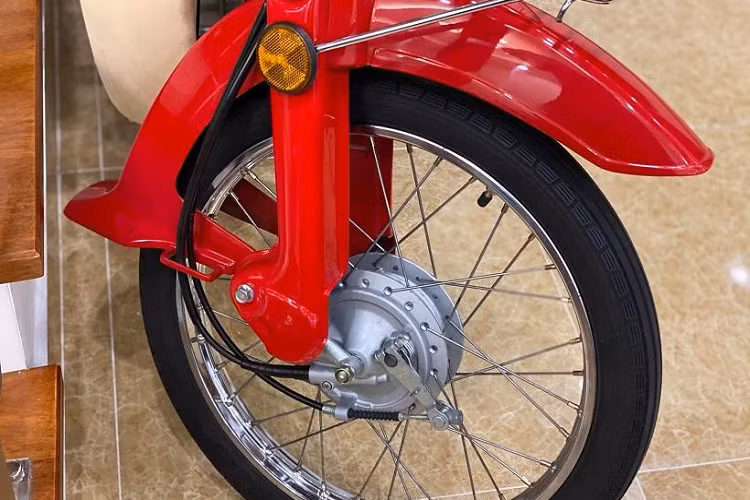 Cũng theo anh Tú, chiếc xe hiện mới chỉ lăn bánh được 6.000km. Xe sản xuất năm 1998 là đời cuối cùng của dòng xe này. DD70 có đặc trưng với yên đôi “dày dặn” tạo độ êm ái cho cả người ngồi trước và sau, xe được khởi động bằng cần đạp. Đồng hồ tốc độ vuông vắn lớn hơn, đồng hồ xăng tích hợp bên trong, ổ khóa điện cũng được dời lên vị trí trên đồng hồ tốc độ.