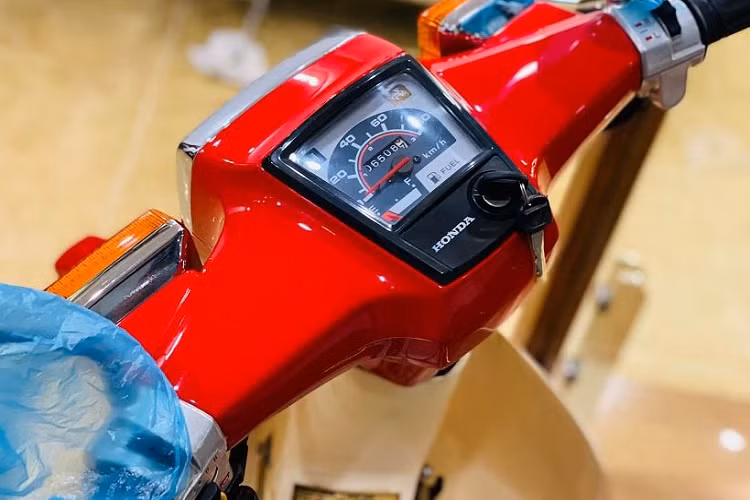 Khi đó xe máy không chỉ là phương tiện mà còn là tài sản đáng giá. Thời điểm những năm 70, 80 có được một chiếc DD đỏ chẳng khác gì sở hữu một chiếc siêu xe ngày nay. Hiện nay, những chiếc xe Honda C70 khá hiếm và thường được liệt vào danh sách xe cổ được nhiều dân chơi xe săn lùng.