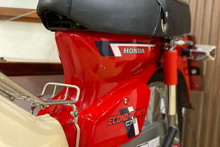 Sau thời gian dài nhờ người quen thuyết phục một chủ xe ở tận vùng núi phía Bắc, cuối cùng anh Đỗ Quang Tú người chuyên sưu tầm xe máy cổ ở Hà Nội không khỏi sung sướng khi được chuyển nhượng lại chiếc Honda DD cũ năm 1998 còn rất mới. “Chủ cũ của xe ở tận vùng cao, khí hậu tốt kèm rất biết giữ gìn xe nên chiếc xe khi về đến Hà Nội trong tình trạng mới cứng. Các chi tiết inox bóng sáng, màu đỏ tươi rất đẹp sau 24 năm sử dụng”, anh Tú nói.