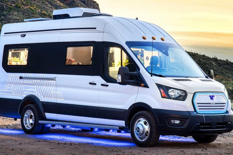 Mẫu Winnebago e-RV motorhome chạy điện mới này được phát triển trong khoảng thời gian 2 năm bởi Advanced Technology Group của công ty, đã ra mắt lần đầu tiên tại Florida RV Super Show năm nay.