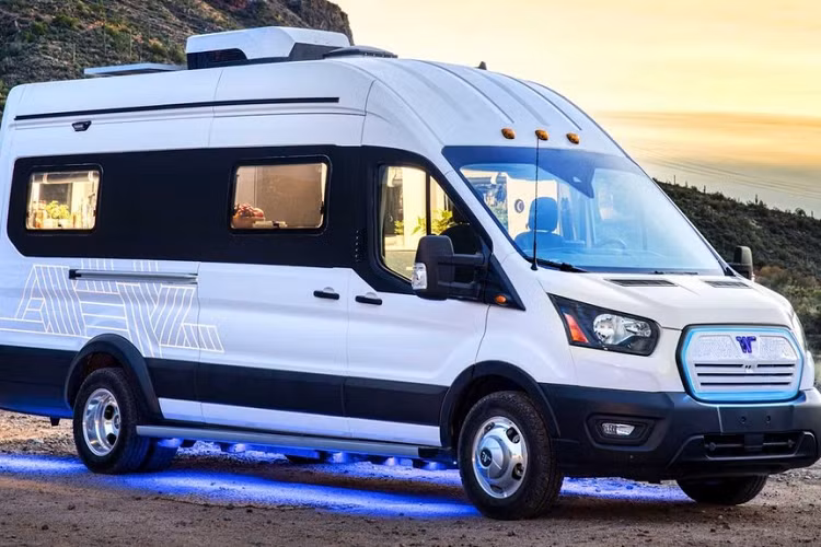 Mẫu Winnebago e-RV motorhome chạy điện mới này được phát triển trong khoảng thời gian 2 năm bởi Advanced Technology Group của công ty, đã ra mắt lần đầu tiên tại Florida RV Super Show năm nay.