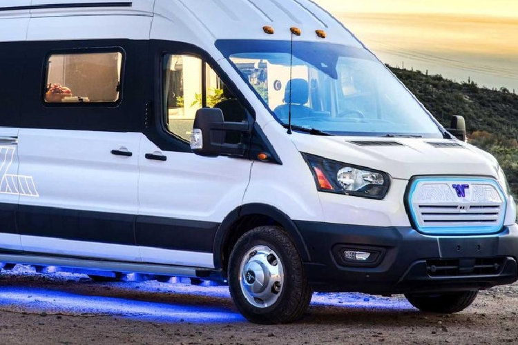 Mức độ thân thiện với môi trường của e-RV không chỉ dừng lại ở hệ truyền động và các hệ thống trên xe. Winnebago nói rằng nhiều vật liệu chế tạo xe đã được lựa chọn với tính bền vững làm hàng đầu, ví như sàn bằng cao su bần tái chế. Công ty cũng sử dụng các tấm len treo tường để tăng cường khả năng cách nhiệt.