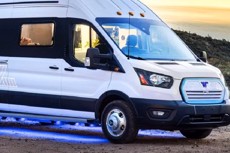 Mức độ thân thiện với môi trường của e-RV không chỉ dừng lại ở hệ truyền động và các hệ thống trên xe. Winnebago nói rằng nhiều vật liệu chế tạo xe đã được lựa chọn với tính bền vững làm hàng đầu, ví như sàn bằng cao su bần tái chế. Công ty cũng sử dụng các tấm len treo tường để tăng cường khả năng cách nhiệt.