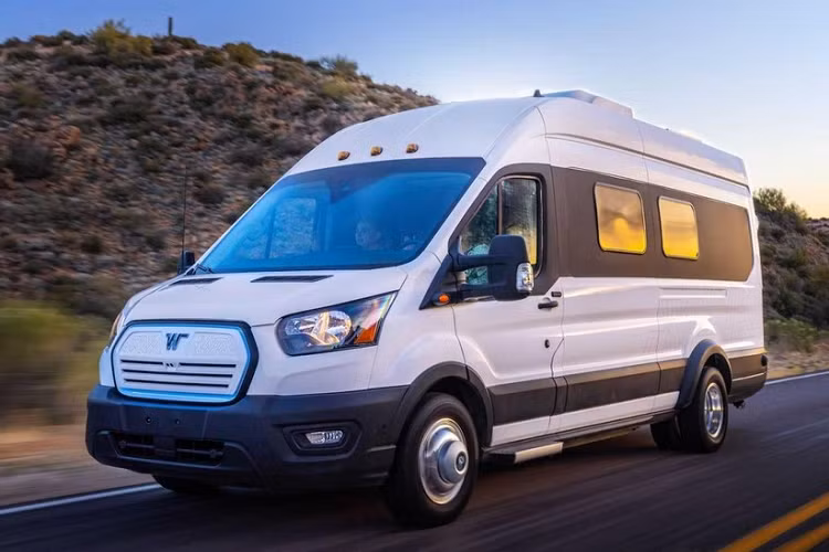 Mẫu concept Winnebago e-RV chạy điện hoàn toàn này trang bị bộ pin 86 kWh cho phép phạm vi hoạt động lên đến 200 km, đồng thời cung cấp năng lượng cho các hệ thống tích hợp trong xe.
