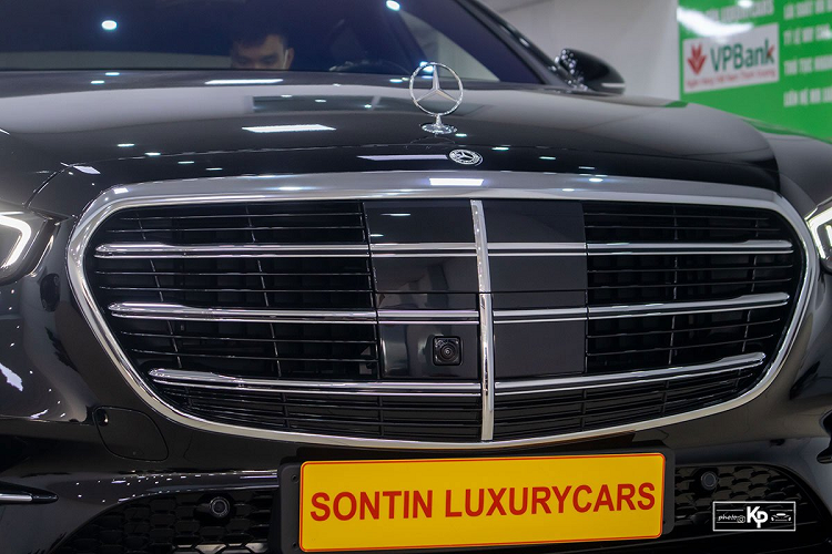 Bên ngoài lịch lãm, trẻ trung, bên trong đầy ắp công nghệ tương lai và sang trọng, đẳng cấp là những gì mà Mercedes-Benz S500 4Matic 2022 thể hiện. Khoang lái của All New Mercedes-Benz S500 gây choáng ngợp với người dùng bởi hệ thống giải trí MBUX với màn hình đặt dọc 12,8 và đồng hồ kỹ thuật số sau vô-lăng 12.3 inch.