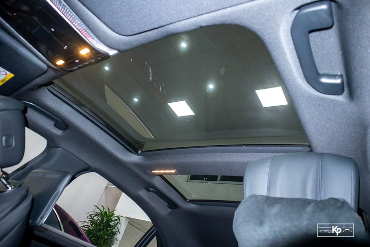 Hãng xe Đức gần như loại bỏ hết các phím vật lý mà thay vào đó, người dùng điều chỉnh các tính năng hỗ trợ vận hành, hệ thống điều hòa, giải trí, massage... trên màn hình trung tâm.