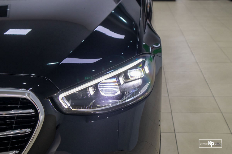 Trong khi đó, Mercedes-Benz S500 4Matic 2022 sẽ dành cho khách hàng là ông chủ ngồi ở hàng ghế sau với không gian vô cùng rộng rãi. Ghế phụ có thể đẩy sâu về phía trước càng giúp không gian xe thêm mở rộng tích hợp máy tính bảng ở bệ tỳ tay trung tâm nhằm điều khiển các chức năng, phía trước là 2 màn hình giải trí cỡ lớn.