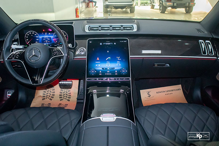 So với đời trước, mẫu xe mới Mercedes-Benz S500 4Matic 2022 đã thay đổi thiết kế cụm đèn pha sử dụng công nghệ Multibeam LED có khả năng thích ứng kết hợp cùng dải LED định vị hình móc câu. Phía trước có hốc gió kết hợp cản trước điểm xuyết chi tiết crom giúp xe trở nên sang trọng hơn.